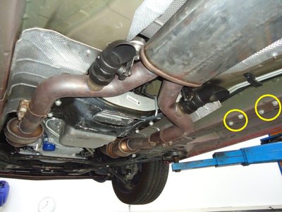 Les ronds jaunes indiquent les vis de maintien de la fameuse plaque.